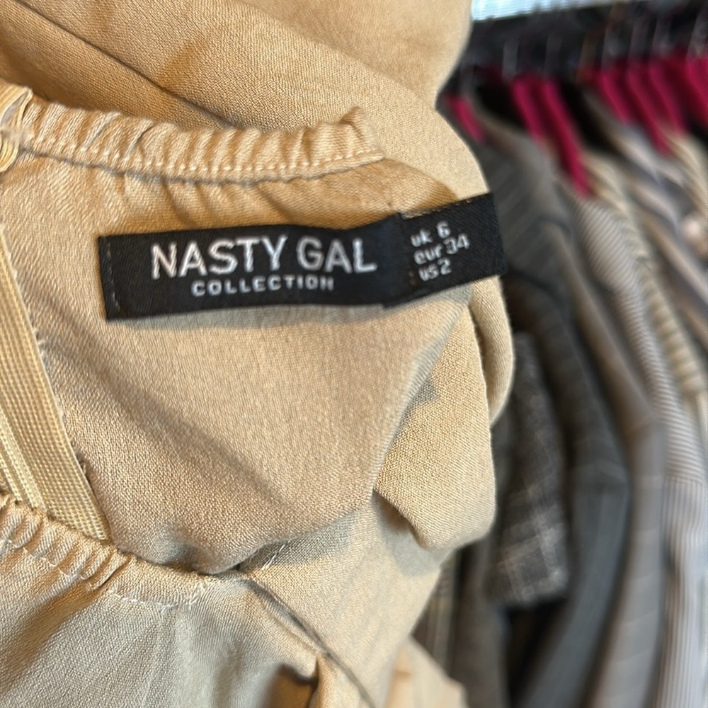 Nasty Gal tan sleeveless back zipper closure cut out belted jumpsuit size 2 - Picture 2 of 3